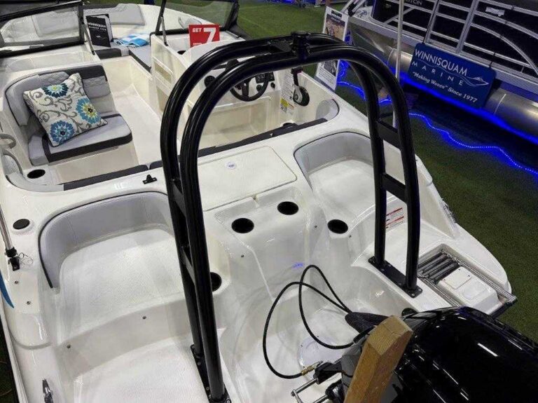 2026 Bayliner M17 - Full Windshield US-BLBX1754A626 [photo 11]